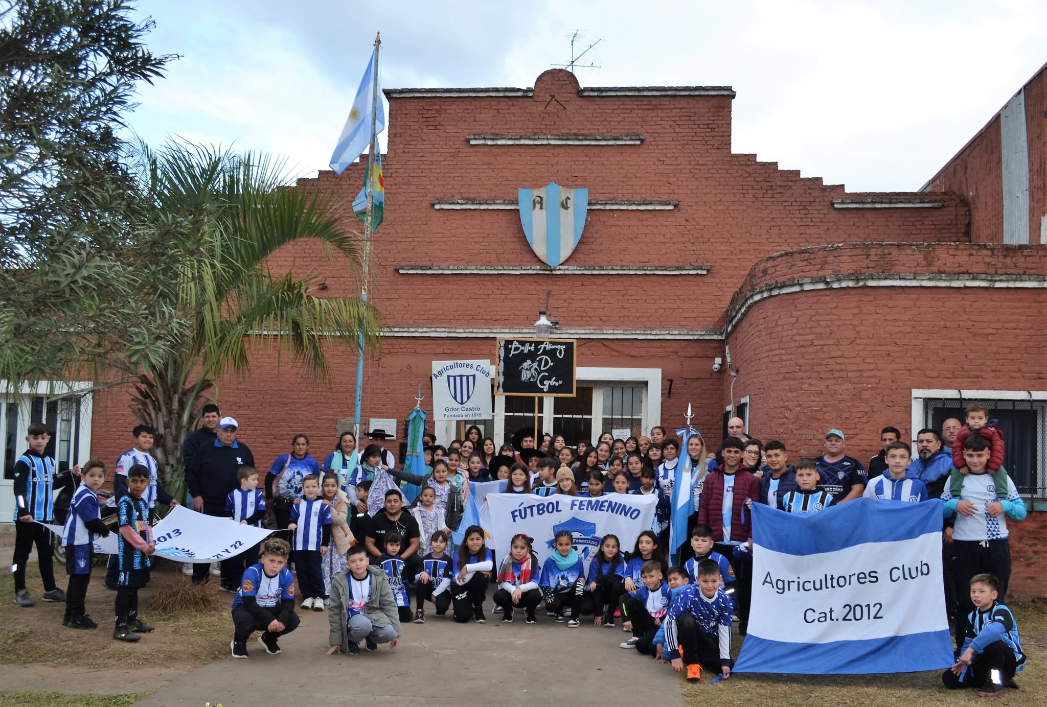 Familias y jugadores frente a la sede de Agricultores Club